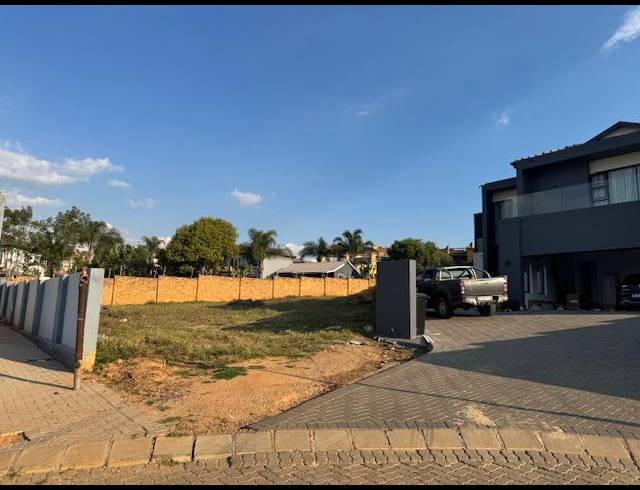LAND FOR SALE IN RUIMSIG COUNTRY ESTATE